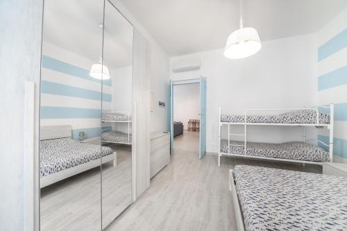 拉瓦尼亚Gli appartamenti della Fra的一间卧室配有两张床和镜子
