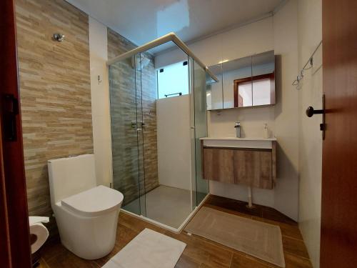 特雷齐蒂利亚斯San Michael Hospedaria的一间带卫生间和玻璃淋浴间的浴室