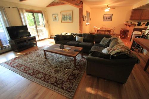斯托Quaint Stowe Cabin的带沙发和咖啡桌的客厅