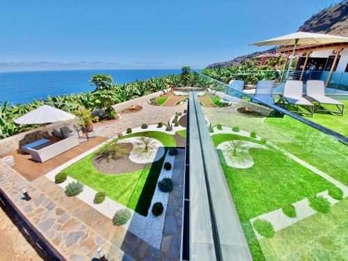 拉奥罗塔瓦Papaya Paradise的享有花园建筑的空中景致