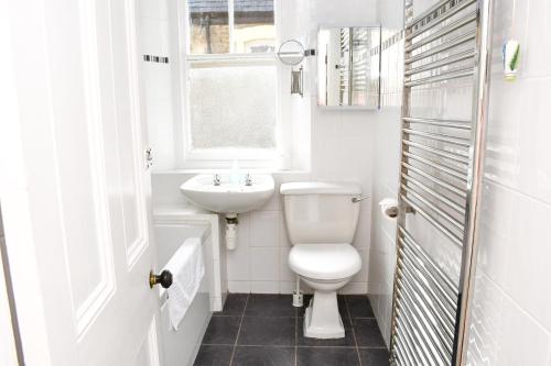 特鲁罗唐宁顿旅馆的白色的浴室设有卫生间和水槽。