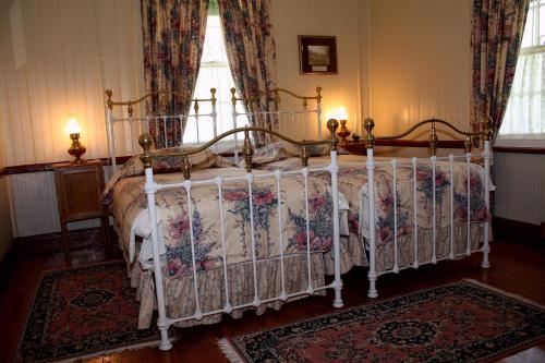 皮尔格林斯雷斯特朝圣者皇家酒店的一间卧室配有带鲜花的天蓬床