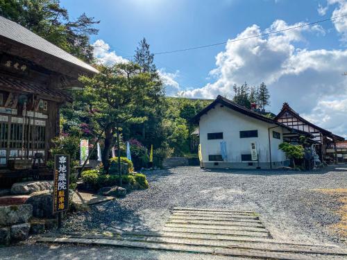 仓吉市宿坊-地蔵院的道路一侧的建筑物