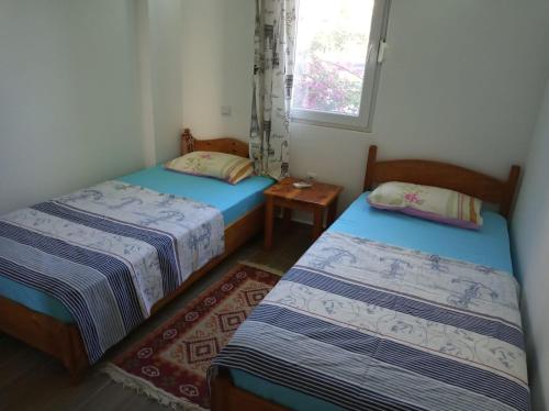 卡斯Heybe Apart的客房设有两张床和窗户。