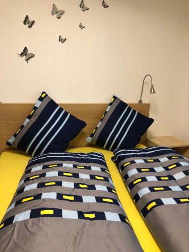 布鲁嫩Ferienwohnung Seesicht的一间卧室配有蓝色和黄色枕头的床