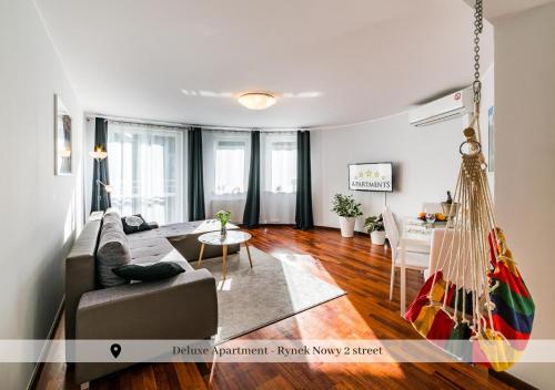 什切青5-stars Apartments - Old Town的客厅配有沙发和吊床。
