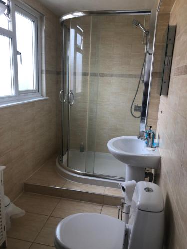 埃文河畔斯特拉特福卡尔登旅馆的带淋浴、卫生间和盥洗盆的浴室