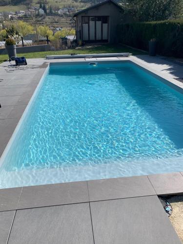 芒德La Roséa的庭院里的一个蓝色海水游泳池