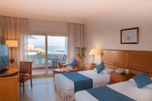 沙姆沙伊赫Continental Plaza Beach Resort的酒店客房设有两张床和一个阳台。