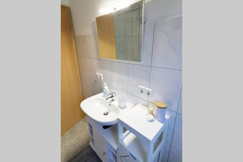 里拉辛根-沃布林根Ferienwohnung Rhode的白色的浴室设有水槽和镜子