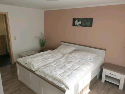 StörmthalStörmthal Ferienwohnung 1 Sonnenweg的客房内的一张白色床,