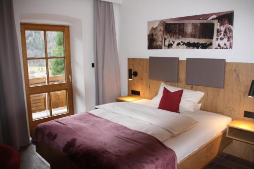 贝里斯泽尔Zur Guten Einkehr的一间卧室设有一张大床和一个窗户。