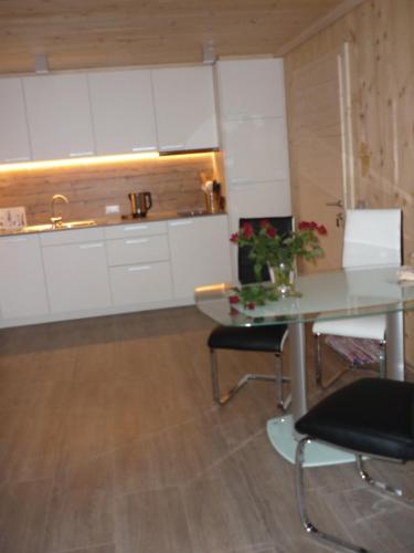 拉松迪索托Apartments Resi的厨房配有桌椅和水槽。