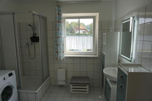 佩讷明德Maritim #1的一间带水槽和窗户的小浴室