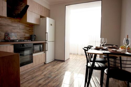 Apartament Vasilya Porika 48 Street Vinnytsya,Ukraine的厨房或小厨房