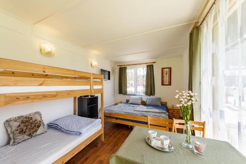 霍尼普拉纳Camping u Kukačků的客房设有两张双层床和一张桌子。