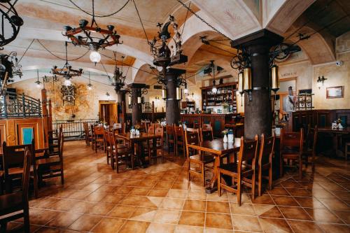 布拉格玛尔酒店的一间带桌椅的餐厅和一间酒吧