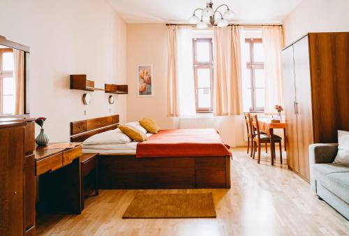 布拉格玛尔酒店的一间卧室配有一张床、一张桌子和一张沙发