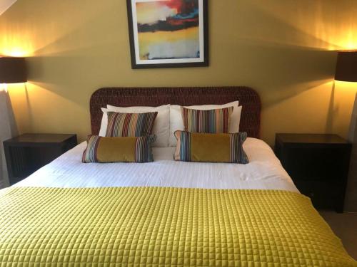 肯梅尔Cromwells Court的一间卧室配有一张大床和两个枕头