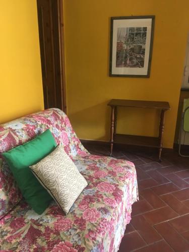 MontaleAppartamento Margherita的一张沙发上配有绿色和白色枕头