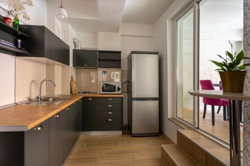 斯科普里Hostel Denica的厨房配有不锈钢冰箱和桌子