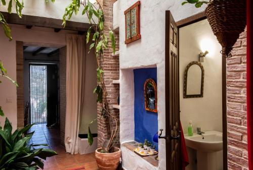 AlmácharCasa de Luz的客房内设有带水槽和卫生间的浴室