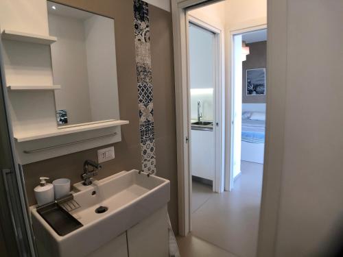 拉古萨码头Vista Mare Apartment con parcheggio privato的一间带白色水槽的浴室和一间房间