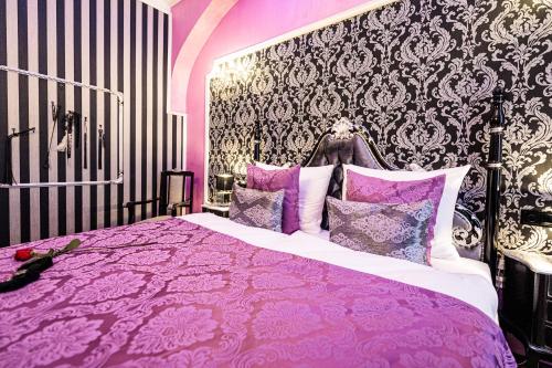 维也纳Sophie´s Place - Love Edition的紫色卧室配有一张带紫色枕头的大床