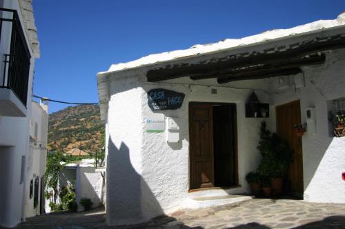 布维翁Apartamentos y Casas Rurales Las Terrazas de la Alpujarra的街道上一扇带门的白色建筑