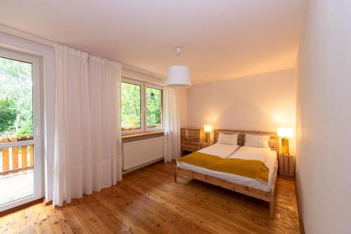 帕斯科瓦Secret Garden Residence的一间卧室设有一张床和一个大窗户