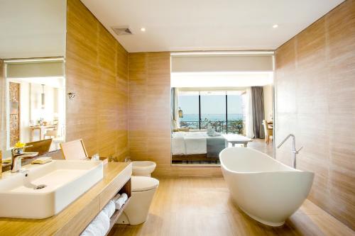 金巴兰普拉布金巴兰湾温泉度假村 的浴室配有白色浴缸和水槽