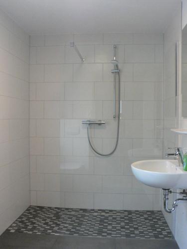 WeddingstedtGästehaus Haalck的带淋浴和盥洗盆的浴室