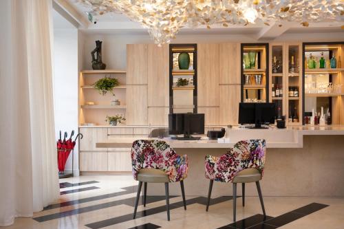 巴黎香榭丽舍酒店的厨房设有酒吧、两把椅子和一张桌子
