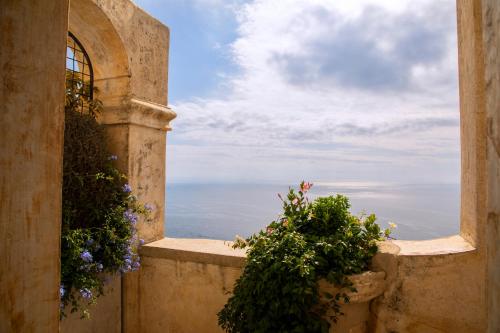 康加德马里尼莫纳斯特罗圣罗莎酒店及水疗中心的享有海景的开放式窗户