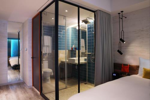 花莲市悦乐旅店- 花莲中福的一间卧室,配有带水槽和卫生间的浴室