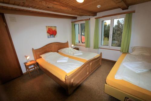 芙露姆赛山居会弗鲁姆赛堡酒店的带2扇窗户的客房内的2张床