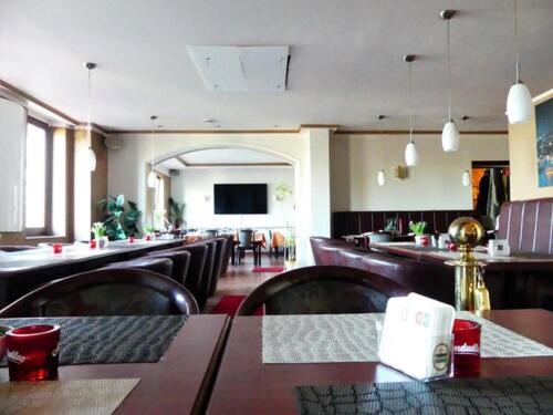 科隆库尼博得菲丝高级酒店的一间带桌椅的餐厅和酒吧