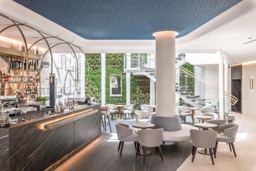 斯培西亚佛罗伦萨洲际酒店的一间带桌椅的餐厅和一间酒吧