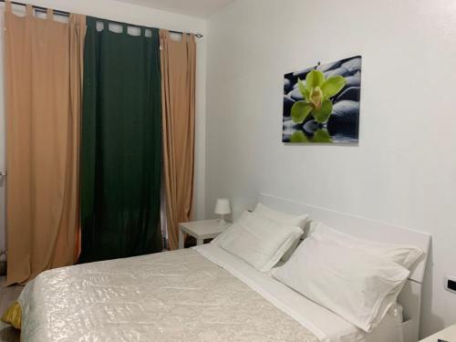 塔兰托Palazzo Lamanna的卧室配有白色的床和绿色窗帘