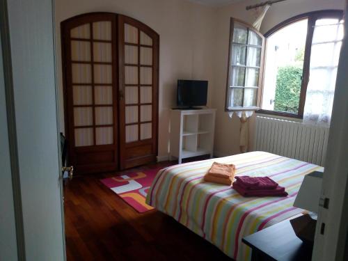 勒布斯卡奥兰基恩住宿加早餐旅馆的一间卧室设有床、窗户和门
