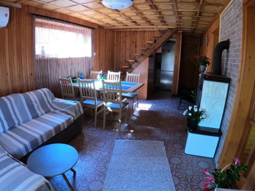 蒂萨凯奇凯Katica Nyaraló的客厅配有沙发和桌子