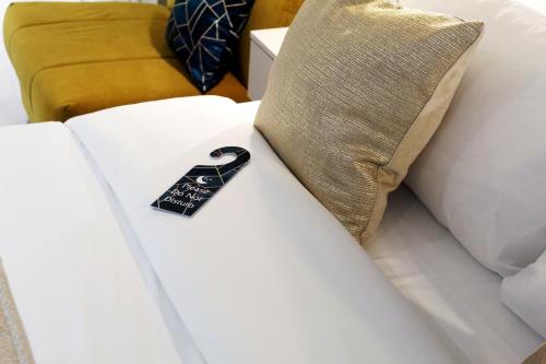 伦敦NOX Waterloo的床上的枕头,上面有黑色标签
