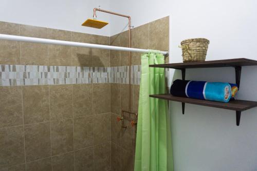 巴卡拉尔Hacienda bambú的一间带绿色淋浴帘的淋浴的浴室