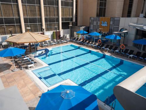 Holiday Inn - Suites Kuwait Salmiya, an IHG Hotel内部或周边泳池景观