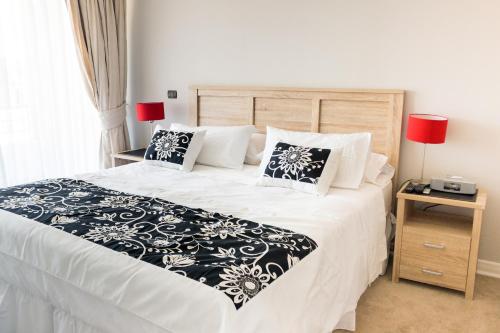 塔尔卡Apartamentos Terrazas de Talca的一间卧室配有一张带黑白色棉被的床