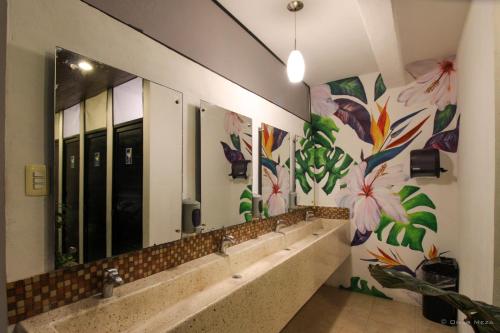 巴利亚多利德盖瑟尔旅馆的浴室墙上挂有镜子和鲜花