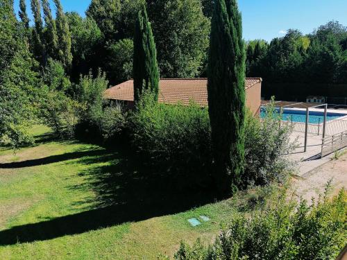 普罗旺斯艾克斯Design Standing Apt in Aix的一座带游泳池和树木的花园以及一座建筑