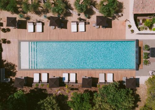 埃加利埃Domaine la Pierre Blanche的享有带躺椅的游泳池的顶部景致