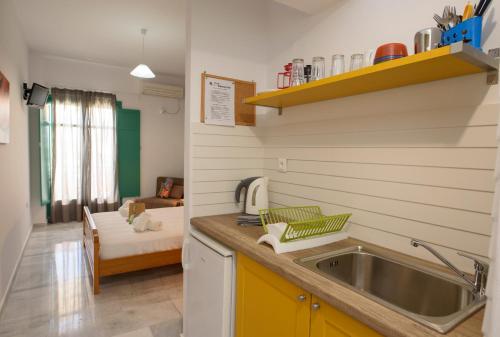 卡塔波拉Porto Katapola Pension的一个带水槽的厨房和一间客厅