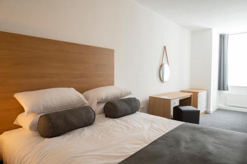 诺里奇Wellington Apartments的一间卧室配有一张带两个枕头的床